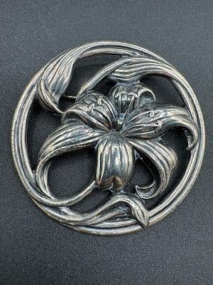 Danecraft sterlingVintage Danecraft Lily And Vines Round Sterling Silver Brooch - Black Dog Vintage