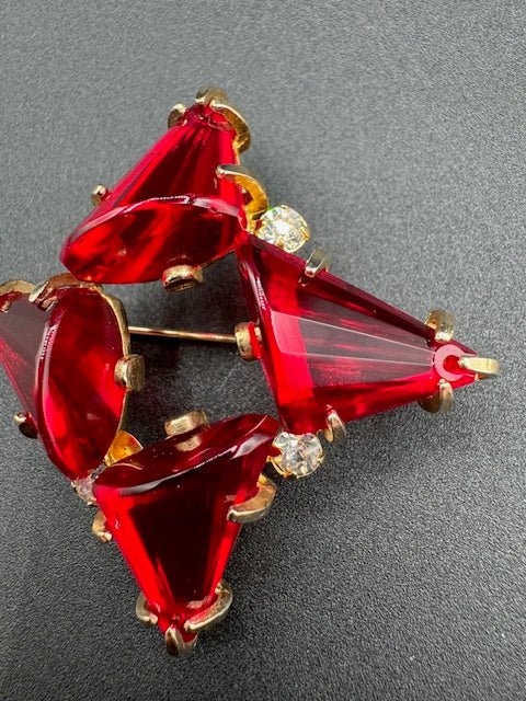 HattieRARE Hattie Carnegie Red and Clear Glass Stone Star Brooch And Earring Set - Black Dog Vintage