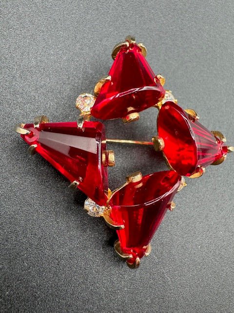 HattieRARE Hattie Carnegie Red and Clear Glass Stone Star Brooch And Earring Set - Black Dog Vintage